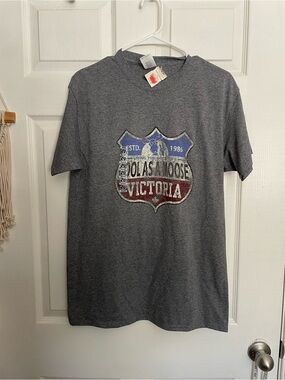 NWT Gray Graphic Tee Cool As A Moose Victoria Estd. 1986 Size Medium